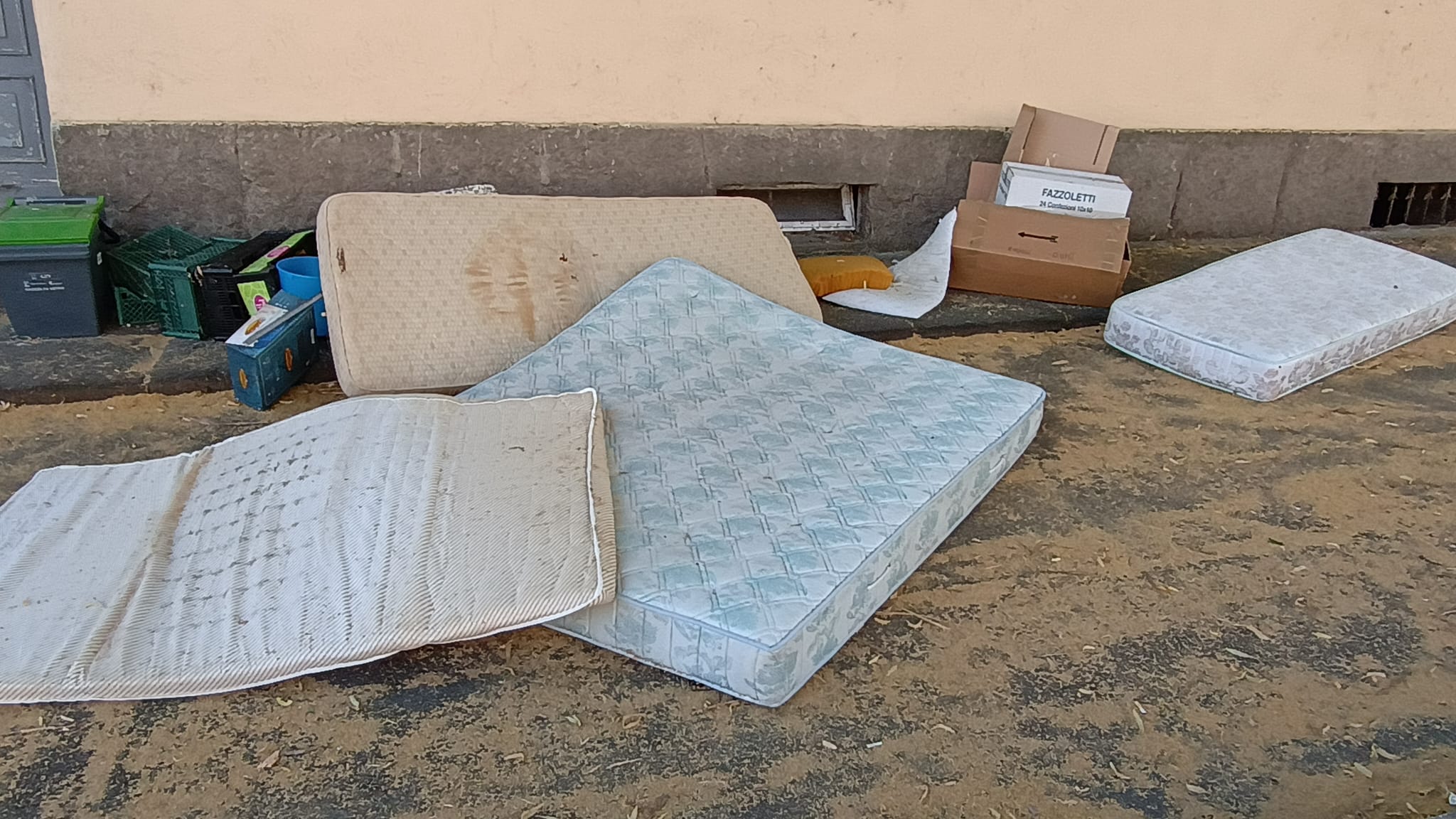 Viterbo – Degrado in viale Raniero Capocci, materassi e rifiuti abbandonati a ridosso delle mura (FOTO)