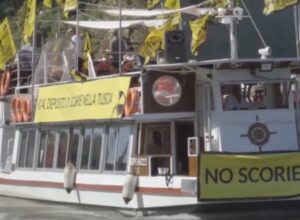 Scorie nucleari, la protesta della Tuscia approda a Roma: battelli sul Tevere contro il deposito nazionale