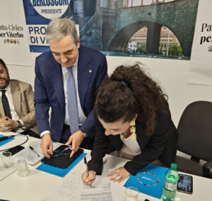 Viterbo – Sposalizio tra Forza Italia e Frontini, FdI: “Finito il tempo del civismo e di chi rivendicava indipendenza, si dimetta”
