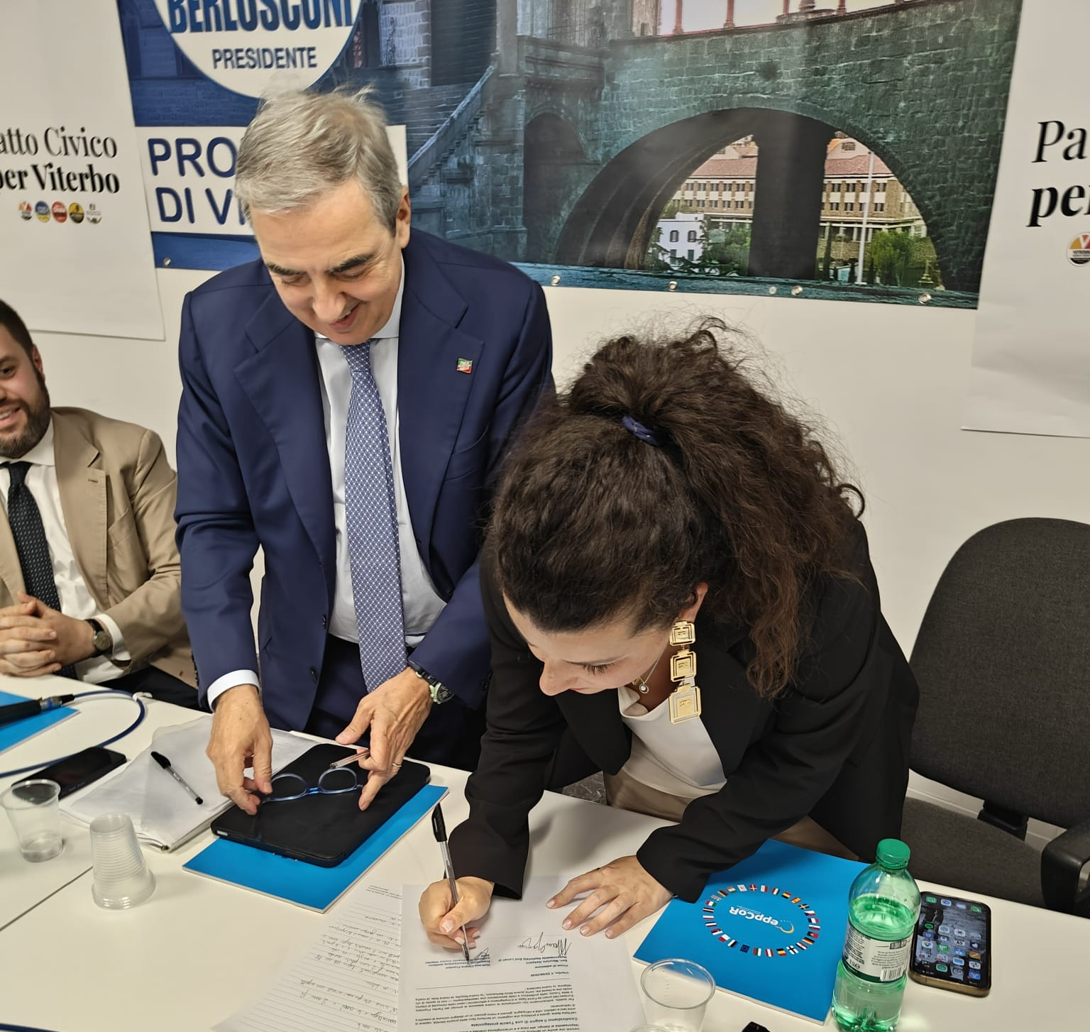 Viterbo – Sposalizio tra Forza Italia e Frontini, FdI: “Finito il tempo del civismo e di chi rivendicava indipendenza, si dimetta”