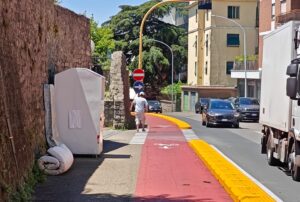 Da pista ciclabile a “materassabile”, la trasformazione in pattumiera a pochi giorni dall’inaugurazione