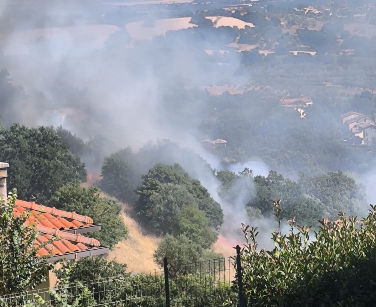Montefiascone – Incendio sulla Cassia, evacuate alcune abitazioni (FOTO E VIDEO)