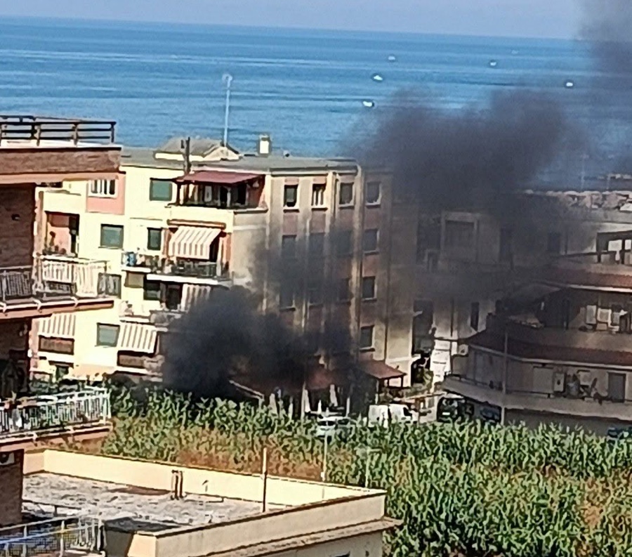 Ladispoli – Auto in fiamme lungo via del Porto