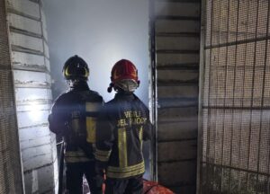 Civitavecchia – Notte di fuoco alla caserma Stegher: magazzino distrutto dalle fiamme