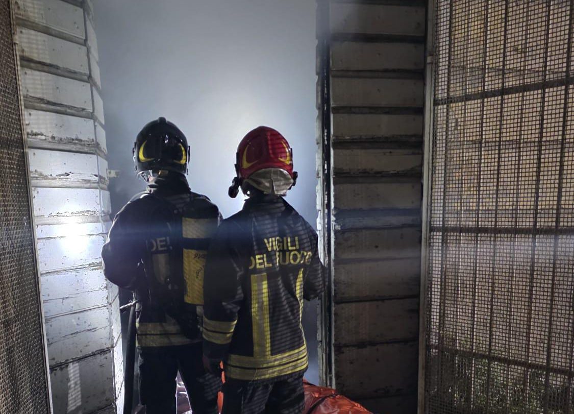 Civitavecchia – Notte di fuoco alla caserma Stegher: magazzino distrutto dalle fiamme
