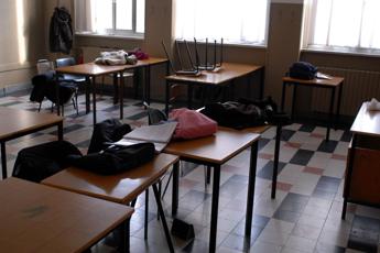 Modena, era giocattolo la pistola puntata dallo studente contro il prof: “Aveva il tappo rosso, era uno scherzo”