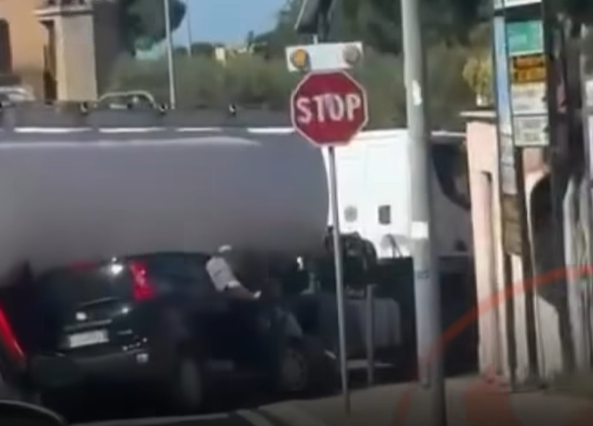 Civitavecchia – Follia al volante: tenta il sorpasso a destra, auto schiacciata da un’autocisterna. Il VIDEO è virale