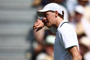 Sinner perde un set a Wimbledon e ‘preoccupa’: “Che gli succede?”