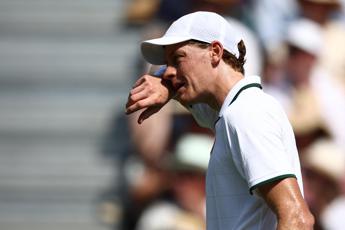 Sinner perde un set a Wimbledon e ‘preoccupa’: “Che gli succede?”