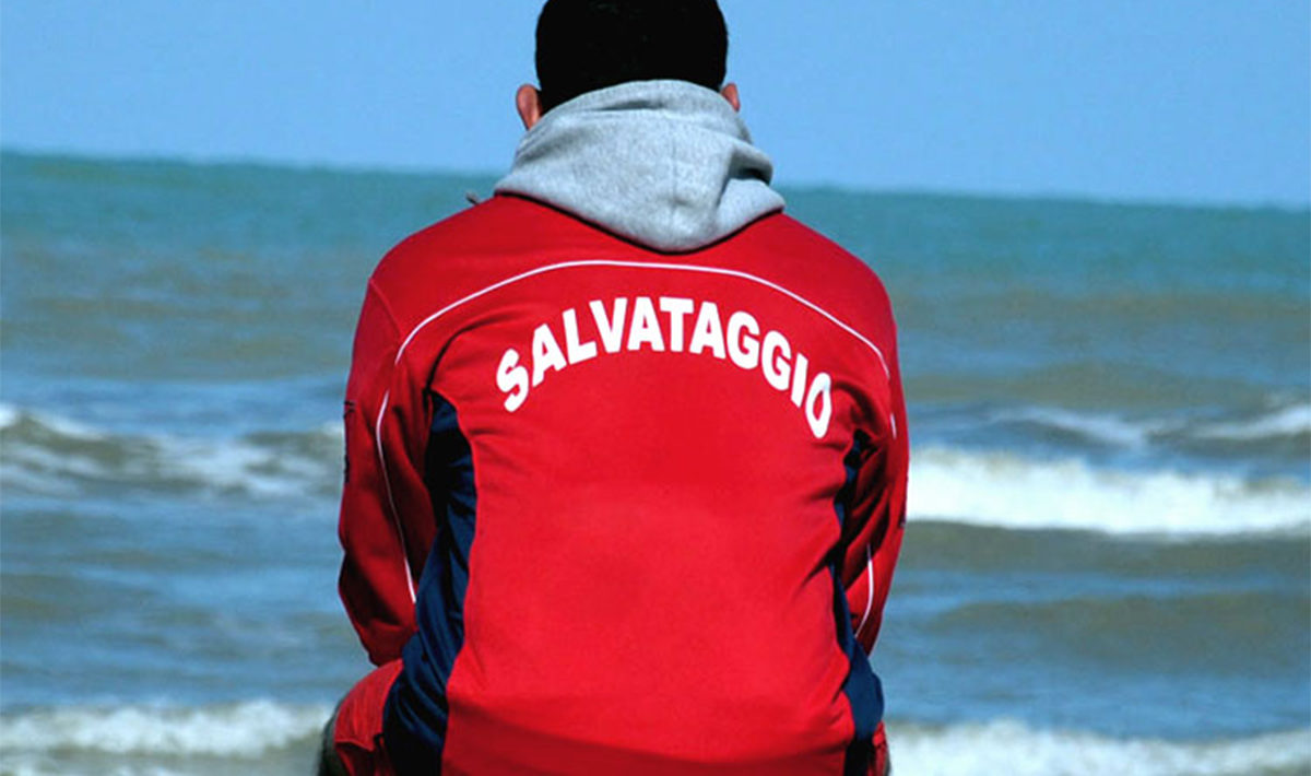 Santa Marinella – Padre e figlio in balia delle correnti: bagnini salvano le loro vite