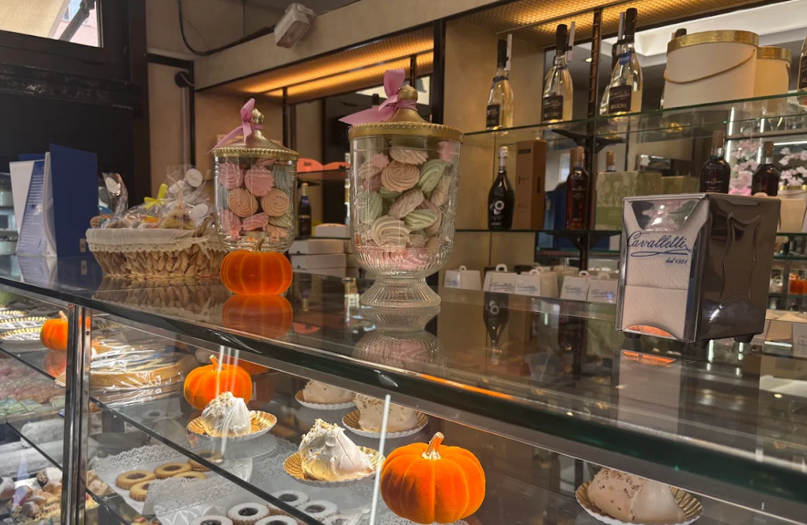 Roma – Maxi-frode elettrica alla pasticceria Cavalletti: scattano i domiciliari nella rete dei locali