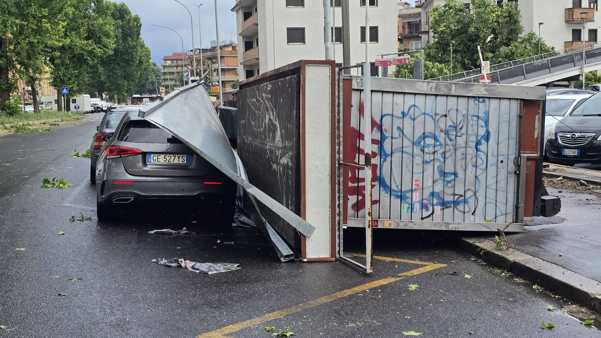 Roma – Tornado sulla zona est tra auto distrutte, alberi abbattuti e gravi danni agli edifici: “Sembra di stare in guerra” (VIDEO e FOTO)
