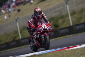 Bagnaia vince la Sprint di Brno davanti a Ogura e Marquez, out Bezzecchi