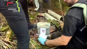 Maxi sequestro di armi e droga in un bosco nel Torinese, 2 arresti