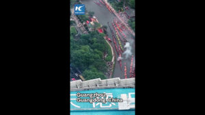 Cina, oltre 170 dragon boat sfilano nel centro di Guangzhou
