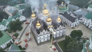 Bombardamenti nel weekend in Ucraina, in fiamme la Cattedrale della Dormizione