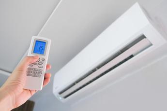 Condizionatori in 6 case su 10, medici ambiente: “Più rischi per qualità aria indoor”