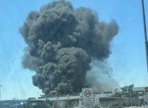Inferno sulla A14: cisterna avvolta dalle fiamme, maxi nube nera e casello paralizzato