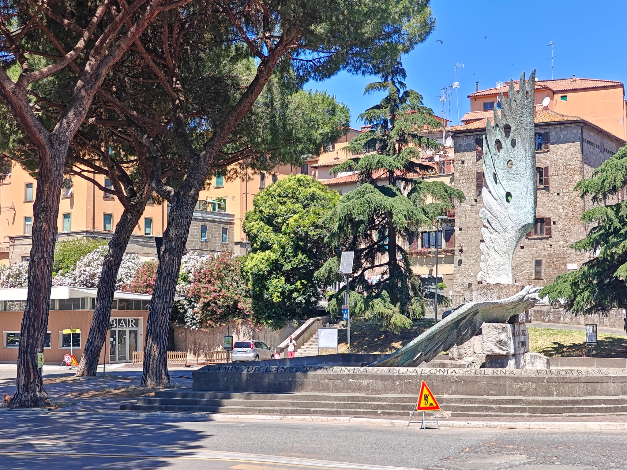 Viterbo – Riqualificazione della Fontana al Paracadutista d’Italia: nuova illuminazione e sistemazione dell’area