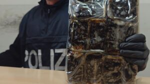Roma – La Polizia interviene per una infiltrazione d’acqua e scopre fortino “stupefacente” con 27 chili di droga ammassati in camera da letto