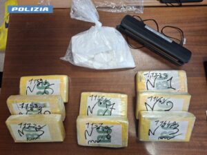 Roma – Attico trasformato in base di spaccio a Ponte di Nona: sequestrati 11 chili di cocaina (VIDEO)