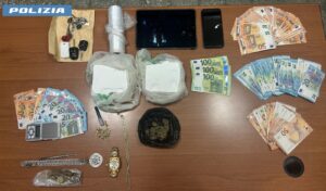 Roma – Fuga ad alta velocità per proteggere carico da oltre un chilo di cocaina, arrestato 31enne