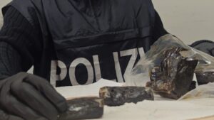 Roma – Fermato in auto con la cocaina nei calzini e un’agenda con i nomi dei clienti: in manette un cinquantaquattrenne