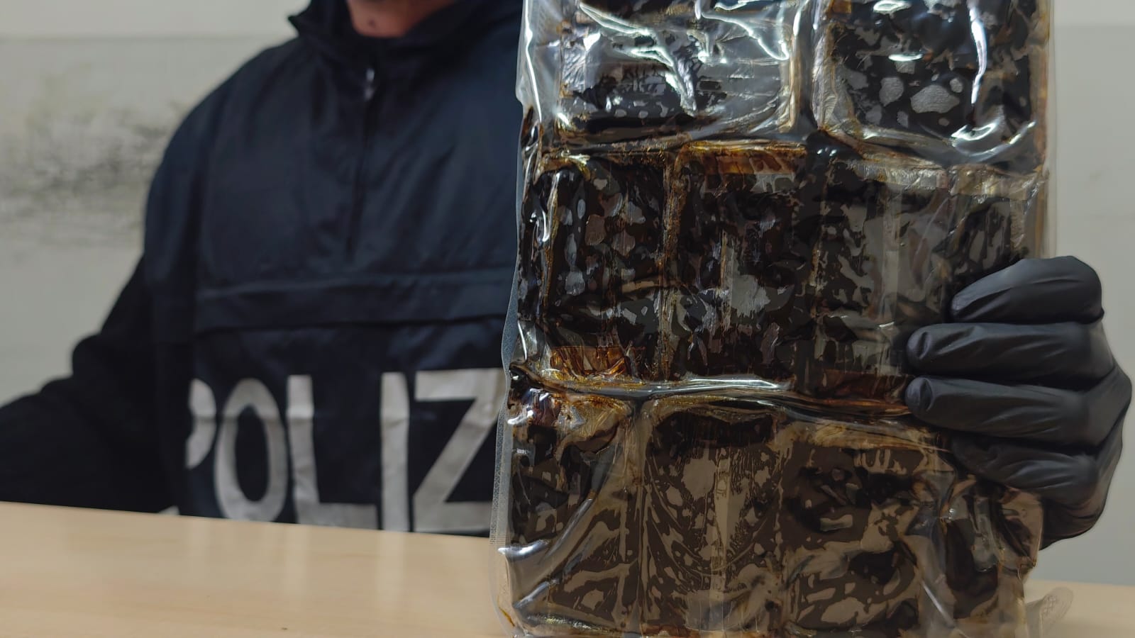Roma – La Polizia interviene per una infiltrazione d’acqua e scopre fortino “stupefacente” con 27 chili di droga ammassati in camera da letto