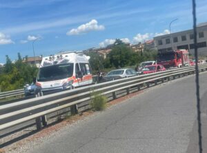 Viterbo – Frontale sul raccordo nei pressi del cimitero, traffico in tilt: 118 e vigili del fuoco sul posto