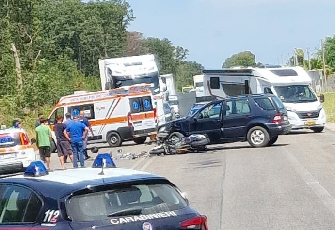 Pontinia – Auto travolge motociclista, traffico in tilt e corsa in ospedale