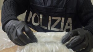 Roma – Abitazione trasformata in base di spaccio: in un barattolo con la dicitura “solo robba bella” un chilo e mezzo di hashish