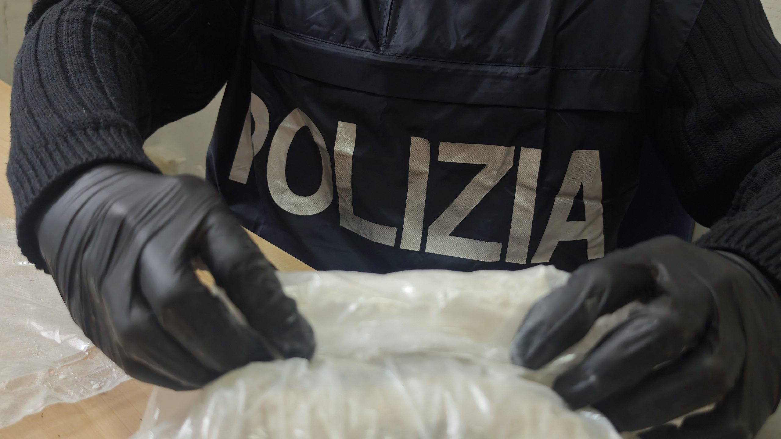 Roma – Abitazione trasformata in base di spaccio: in un barattolo con la dicitura “solo robba bella” un chilo e mezzo di hashish