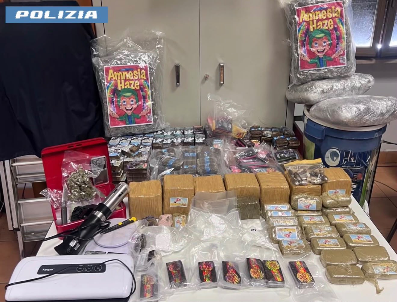 Campagnano – Droga nascosta tra casa, magazzini e dependance: arrestati padre e figlio, sequestrati oltre 42 chili di stupefacenti