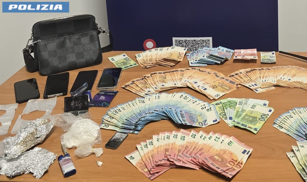 Roma – Tavola imbandita con bilancini di precisione e un etto di cocaina nel vaso delle scale, scoperta filiera di spaccio tra le mura domestiche