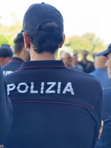 Minaccia attività commerciali e si fa dare soldi, arrestato giovane appartenente a clan criminale