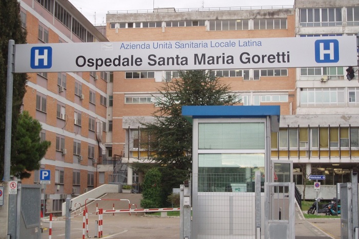 Latina – Giovane va a piedi al pronto soccorso dopo essere stato accoltellato, indagini