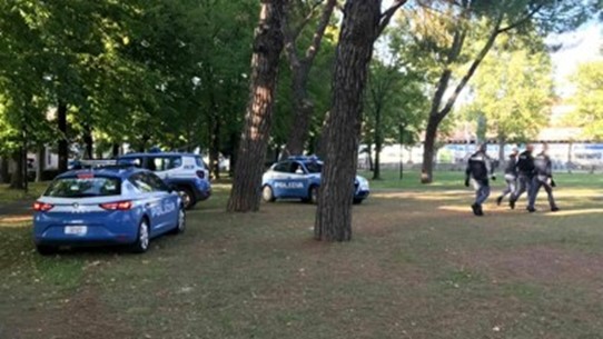 Pregiudicato nigeriano cerca di uccidere un bambino al parco: salvo grazie ai passanti