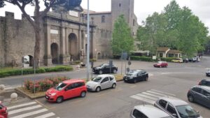 Viterbo – Ciclista investito e abbandonato in centro: è caccia al pirata della strada