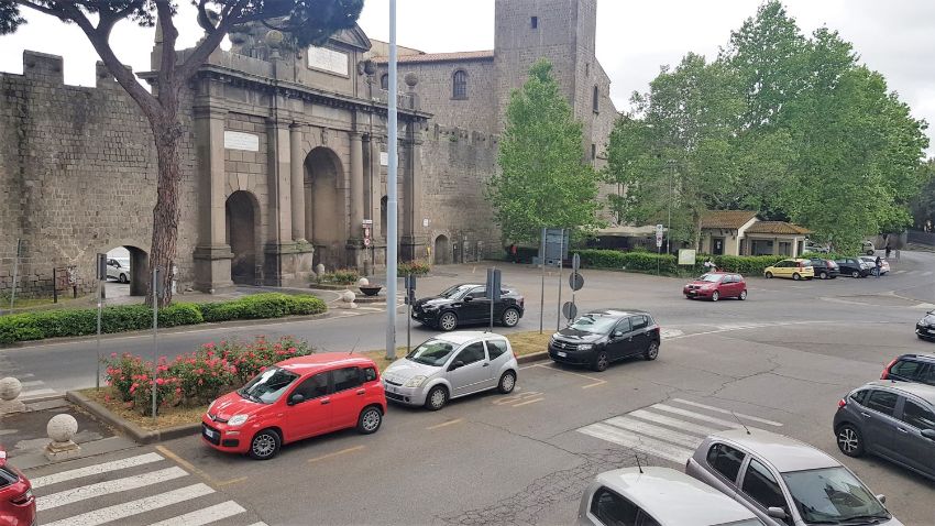 Viterbo – Ciclista investito e abbandonato in centro: è caccia al pirata della strada