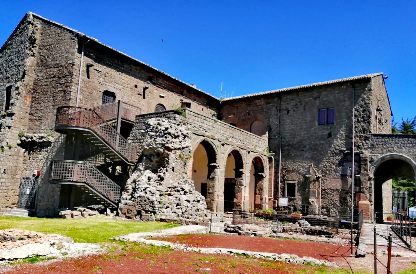 Montefiascone – Alla Rocca dei Papi cambia tutto: ascensore, nuovi percorsi e punti panoramici. De Santis: “Cambiamento storico”