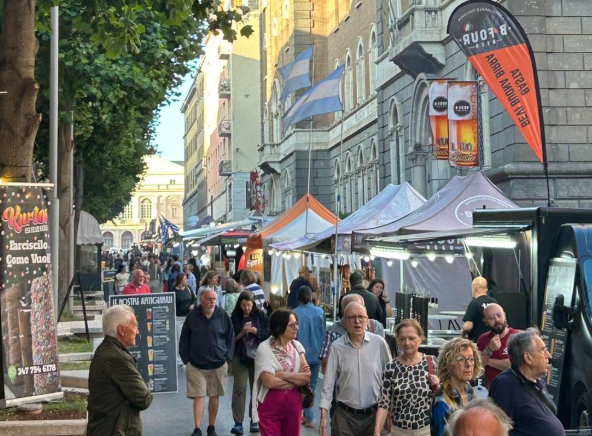 Viterbo – Il weekend dello Street Food divide la città: incassi in fuga, ira di commercianti e residenti “in ostaggio” dei fumi