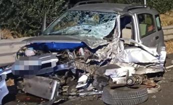 Scontro tra auto, muore 22enne: tragedia nella notte nel Catanzarese