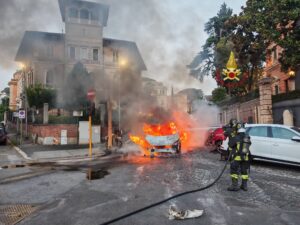 Roma: incendio distrugge furgone in zona Università, nessun ferito