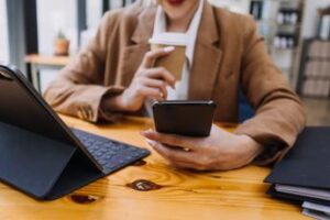 Donna più multitasking dell’uomo? La scienza smonta lo stereotipo: c’è una sola differenza