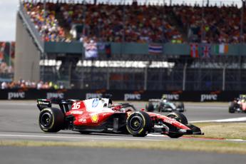 Formula 1, oggi Gp Silverstone: Leclerc in testa, poi Hamilton – Diretta