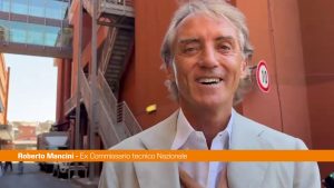 Mancini dribbla le domande sulla Nazionale “Devo già allenare i politici…”