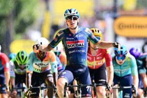 Merlier concede il bis in volata al Tour, Pogacar resta in giallo
