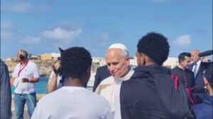 Papa Leone a Lampedusa benedice targa al molo Favaloro intitolata a Bergoglio
