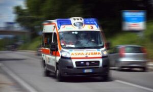 Belluno, cerca pezzi dello specchietto retrovisore in galleria: investito e ucciso 79enne
