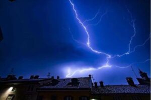 Caldo record, Pregliasco: “I temporali peggiorano gli effetti sulla salute”
